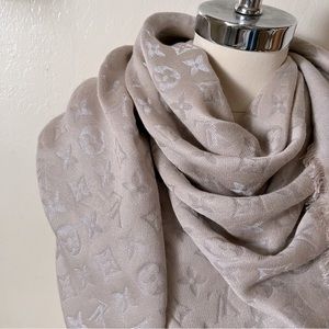 🔶 Louis Vuitton monogram classic shawl  in good used condition 🔶